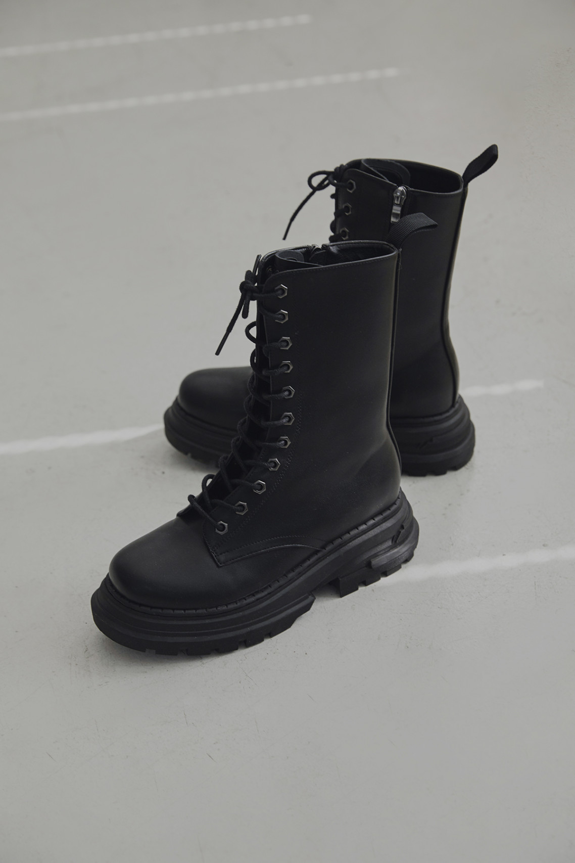 청키 레더 유틸리티 부츠 Chunky Leather Utility Boots